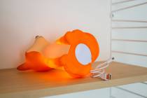 recharger-la-lampe-veilleuse-cesar-orange-atelier-pierre