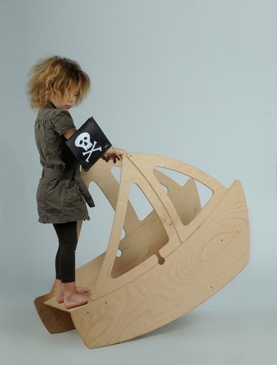 bateau a bascule en bois