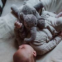 Bébé apaisé avec la peluche musicale George lÉléphant Flow Amsterdam - doudou bruit blanc