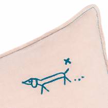 Détail du tissu et de la broderie du coussin Nobodinoz en lin français