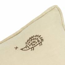 Détail du tissu et de la broderie du coussin Nobodinoz en lin français