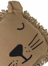 Zoom sur le visage brodé et la texture du coussin lion Nobodinoz