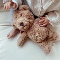 Craquez pour l'adorable ours Lou un doudou réconfortant pour bébé !