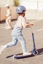 jouer-dans-le-skatepark-avec-sa-trottinette-banwood-bleu