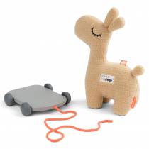 done-by-deer-lalee-la-peluche-lama-sur-son-wagon-magnetique