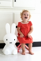 petite-fille-lampe-miffy