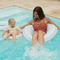 Pataugez avec la bouée Donna Liewood dans la piscine !