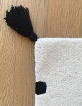 tapis-pour-chambre-enfant-decoration-pois-noirs