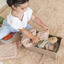 Jouer à la poupée avec Nari de la collection Mini Lorena
