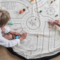 Jouer aux petites voitures avec le tapis de jeu sac de rangement Playville