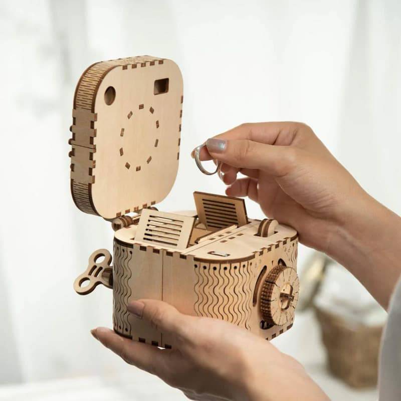 Maquette 3d en bois d'une boite à trésor avec code secret