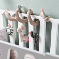 Jouet spirale Done by Deer installé sur lit à barreaux  éveil sensoriel bébé dès la naissance
