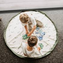 Deux enfants jouent sur le tapis de jeu Croco Play and Go