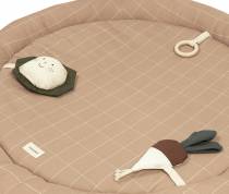 Ce tapis offre une sensation de cocon pour sécuriser les moments de jeu de bébé.