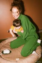 Maman et bébé sur le tapis déveil Nobodinoz  moment de complicité et de découverte