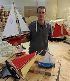Tirot - Le bâchi bateau jouet en bois 17 cm coque vert d'eau