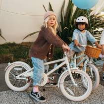 Vélos enfant 16 pouces crème Banwood avec divers accessoires, montés par deux enfants en extérieur