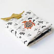 Peek-a-boo livre en tissu Ocean de Wee Gallery