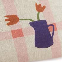 Détail du coussin en lin français Nobodinoz  motif tulipe sur fond à carreaux roses