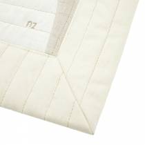 Zoom sur la texture du plaid Moon Nobodinoz en lin français matelassé